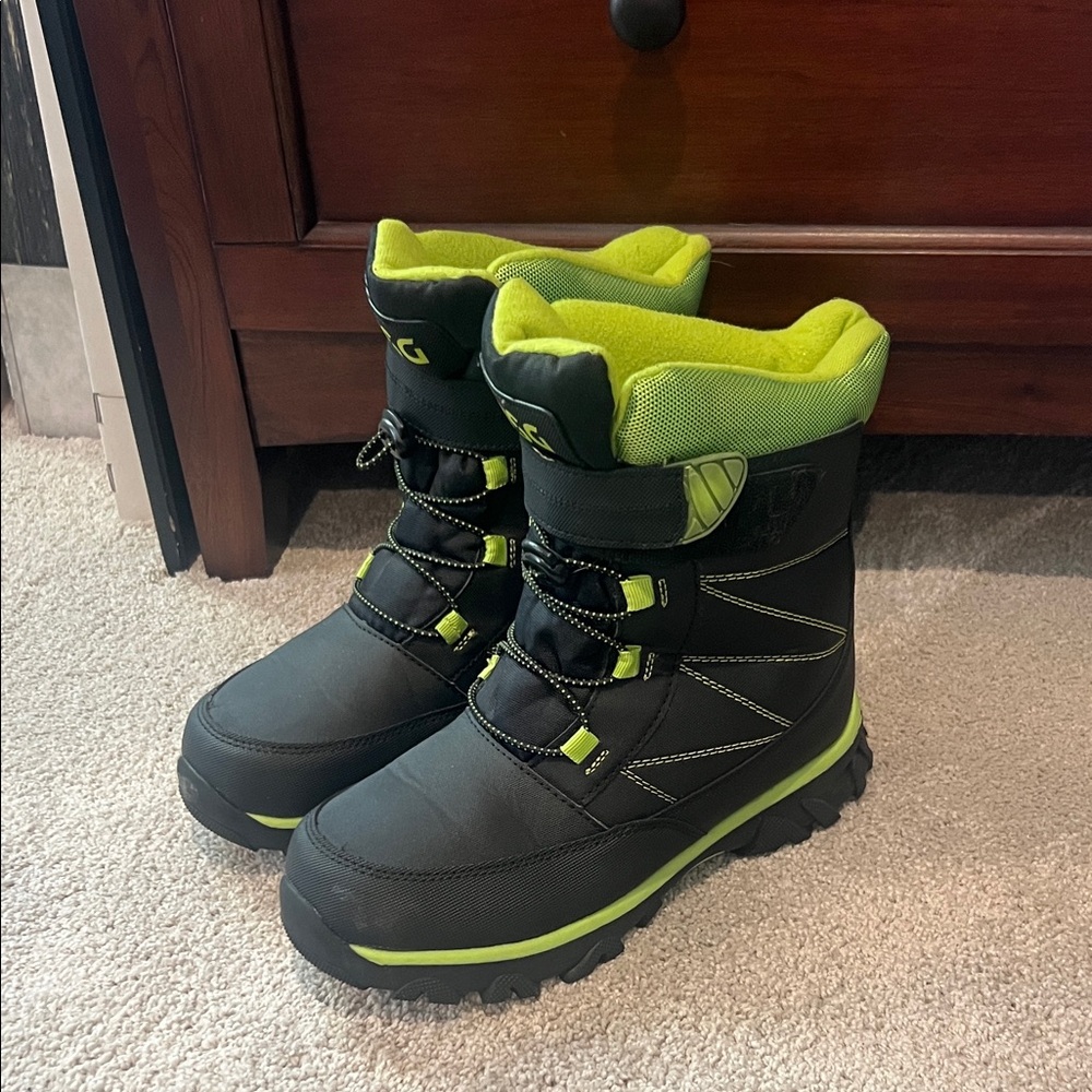 DSG Kids Black and Green Snow Boots